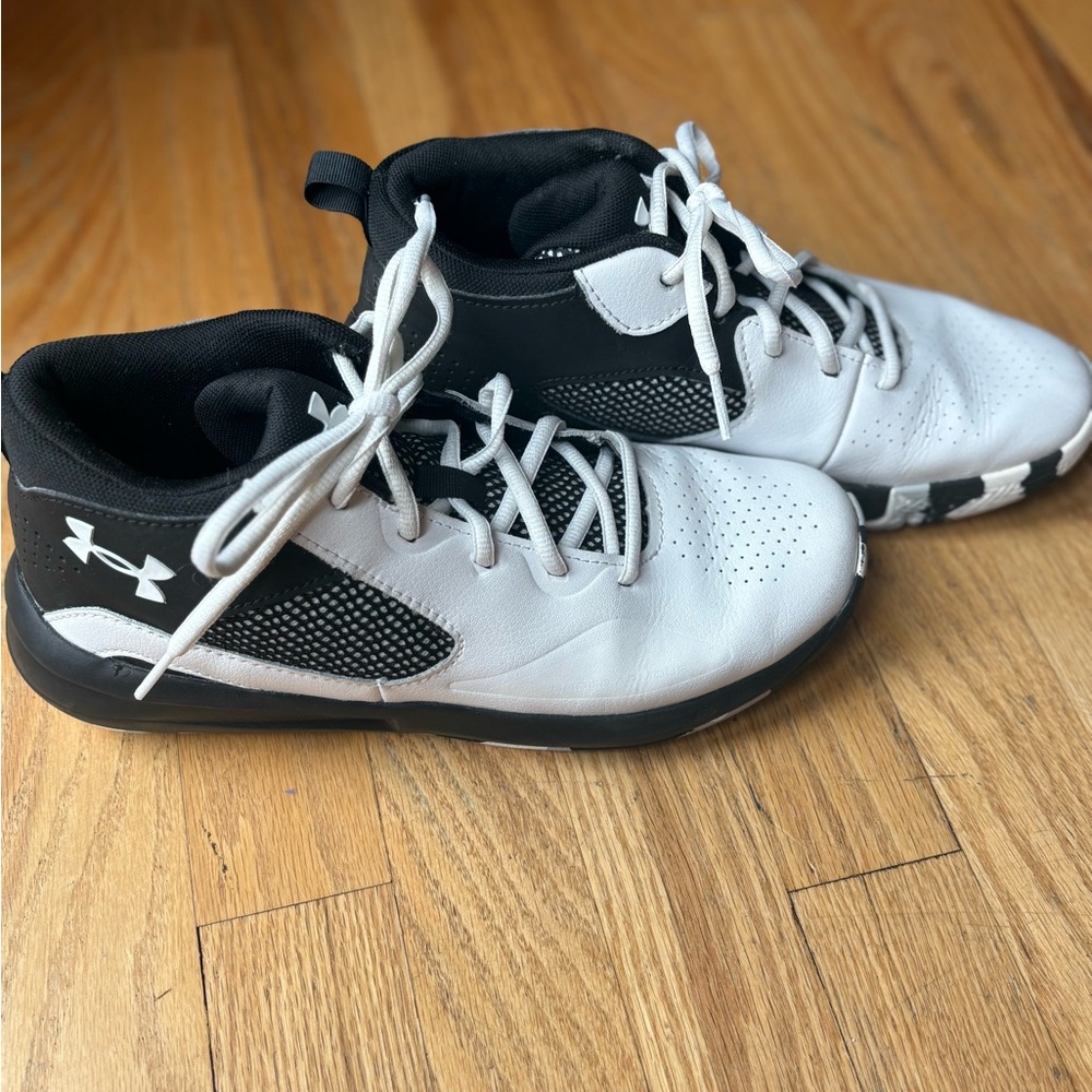Under Armour lockdown basketball shoe